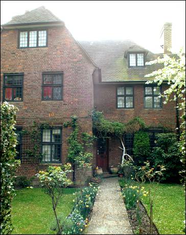 02 Heath Close